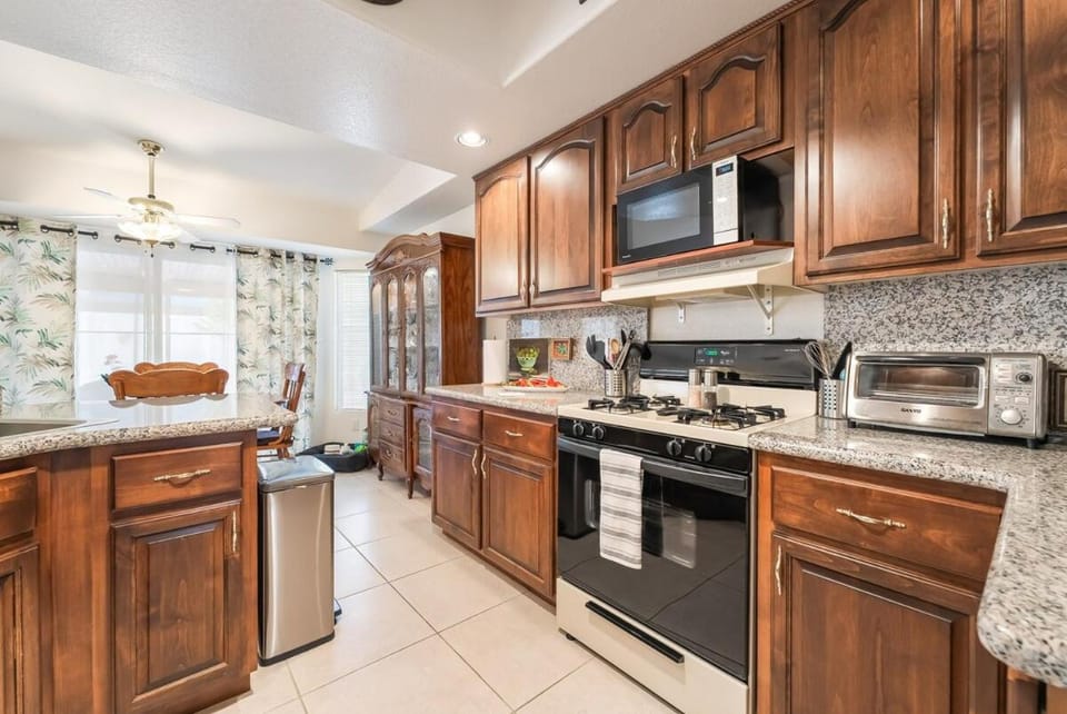 3BR Vegas Home Jacuzzi Suite BBQ Pet Friendly House in Silverado Ranch