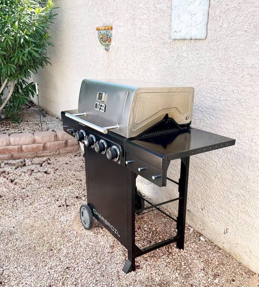 3BR Vegas Home Jacuzzi Suite BBQ Pet Friendly House in Silverado Ranch