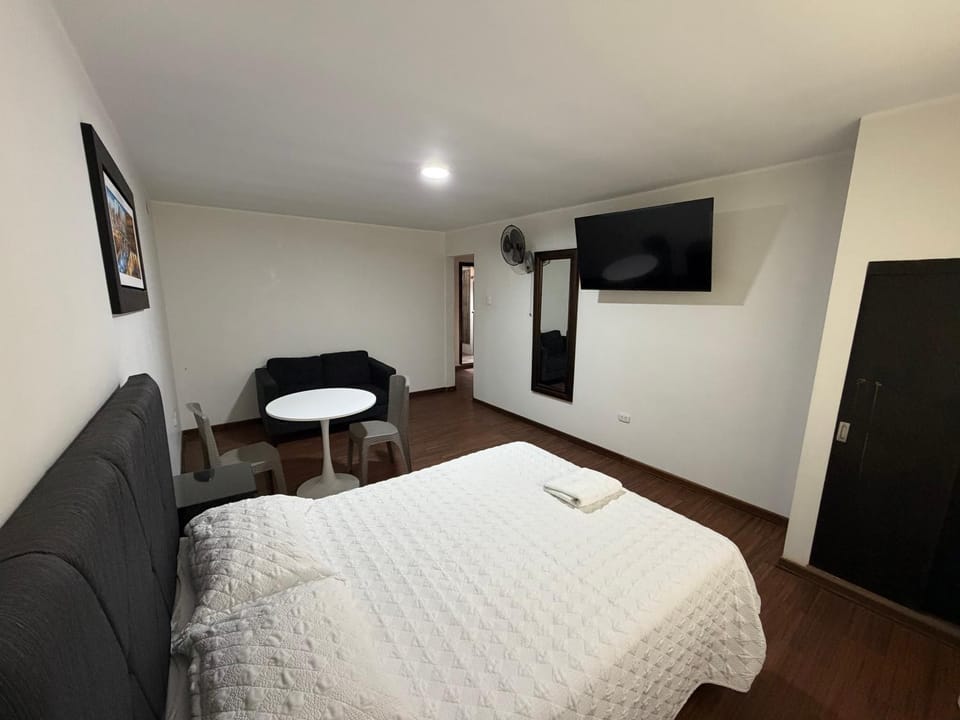 Hostal Anthony's Bed and Breakfast in Lince