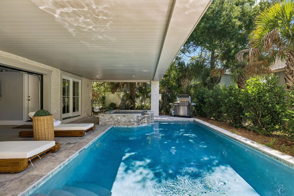 Day, Natural landscape, Pool view, Swimming pool, sunbed