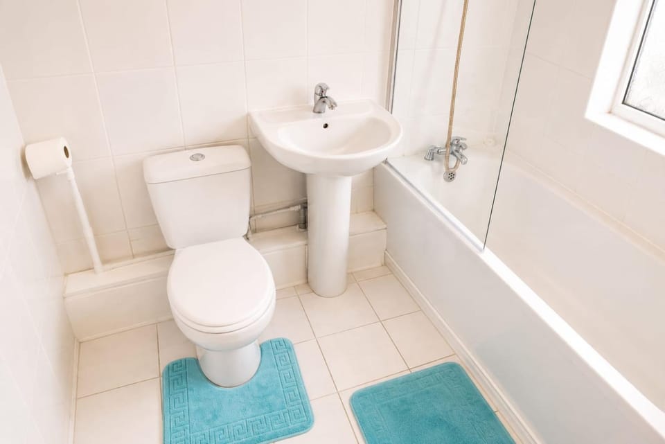 Spacious Double Room with TV & Fast Wi-Fi Vacation rental in Wolverhampton