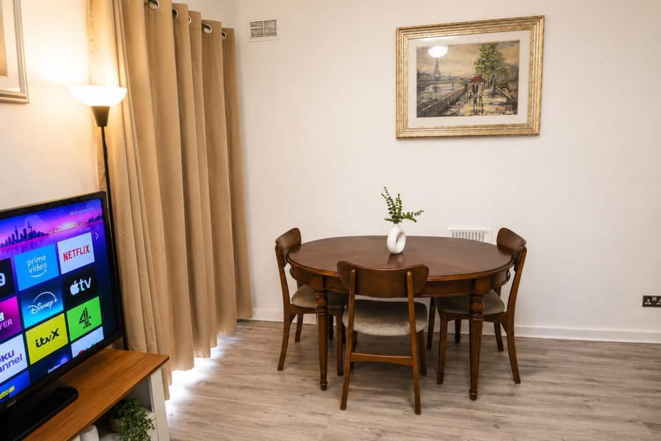 Spacious Double Room with TV & Fast Wi-Fi Vacation rental in Wolverhampton