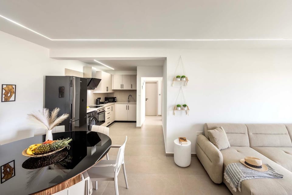 Kitchen or kitchenette, Seating area, Dining area