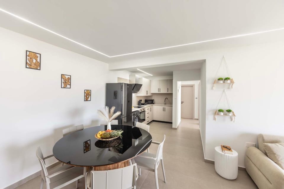 Kitchen or kitchenette, Seating area, Dining area