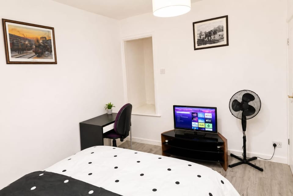 Stylish Double Room with TV & Fast Wi-Fi Vacation rental in Wolverhampton
