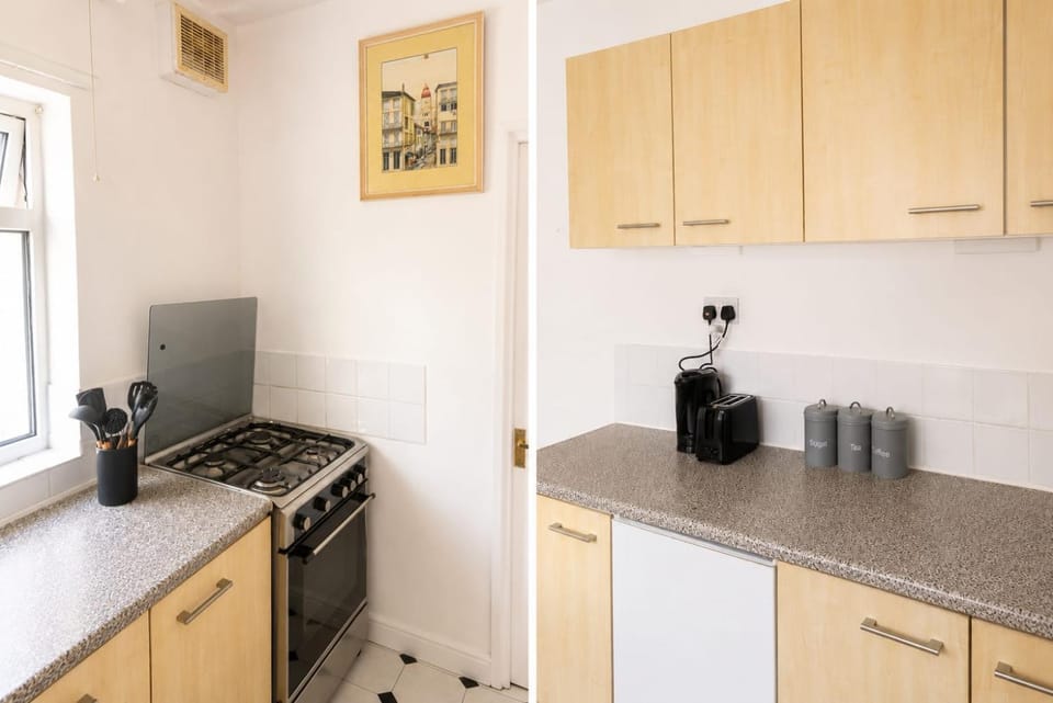 Stylish Double Room with TV & Fast Wi-Fi Vacation rental in Wolverhampton