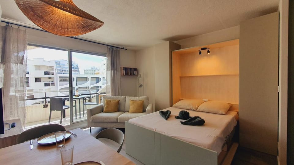 Communal lounge/ TV room, Night, Living room