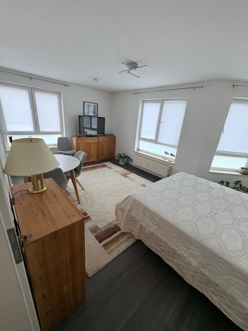 Bed, TV and multimedia, Living room, Photo of the whole room, Seating area, Bedroom