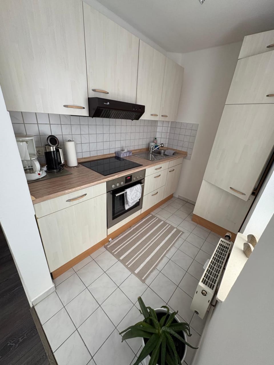 Coffee/tea facilities, Kitchen or kitchenette, dishwasher, oven, stove, toaster