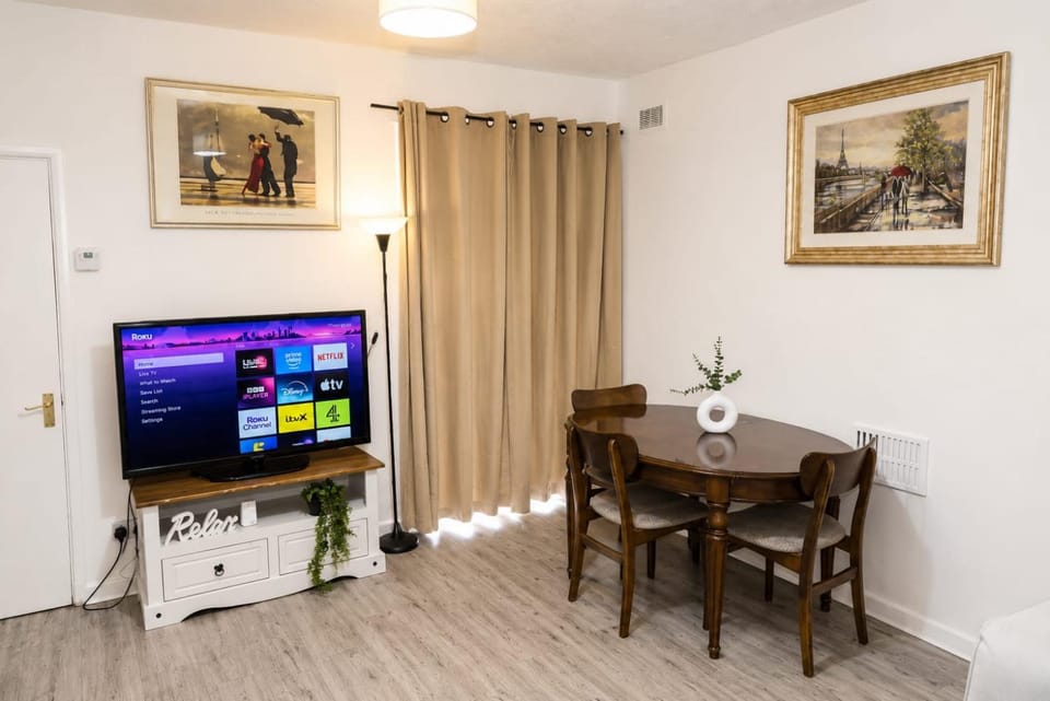 Comfortable Room with TV and Fast Wi-Fi Vacation rental in Wolverhampton