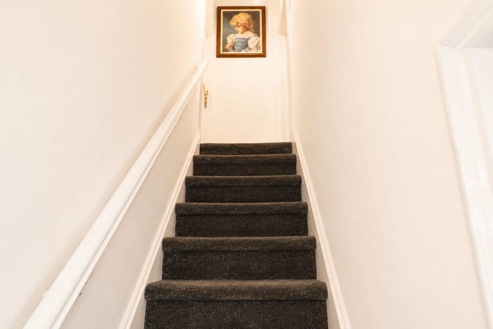 Comfortable Room with TV and Fast Wi-Fi Vacation rental in Wolverhampton
