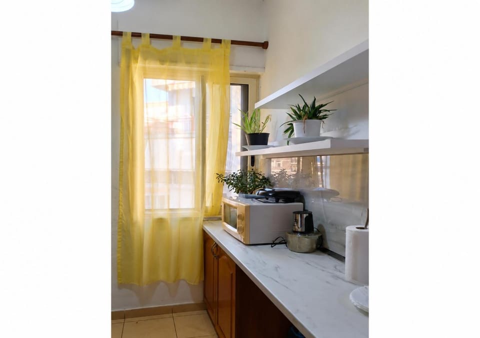 Kitchen or kitchenette, minibar