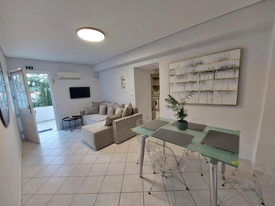 TV and multimedia, Seating area, Dining area