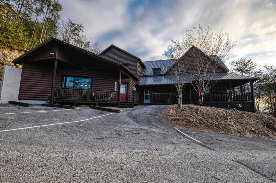 Tanner Manor Lodge Chalet in Pigeon Forge