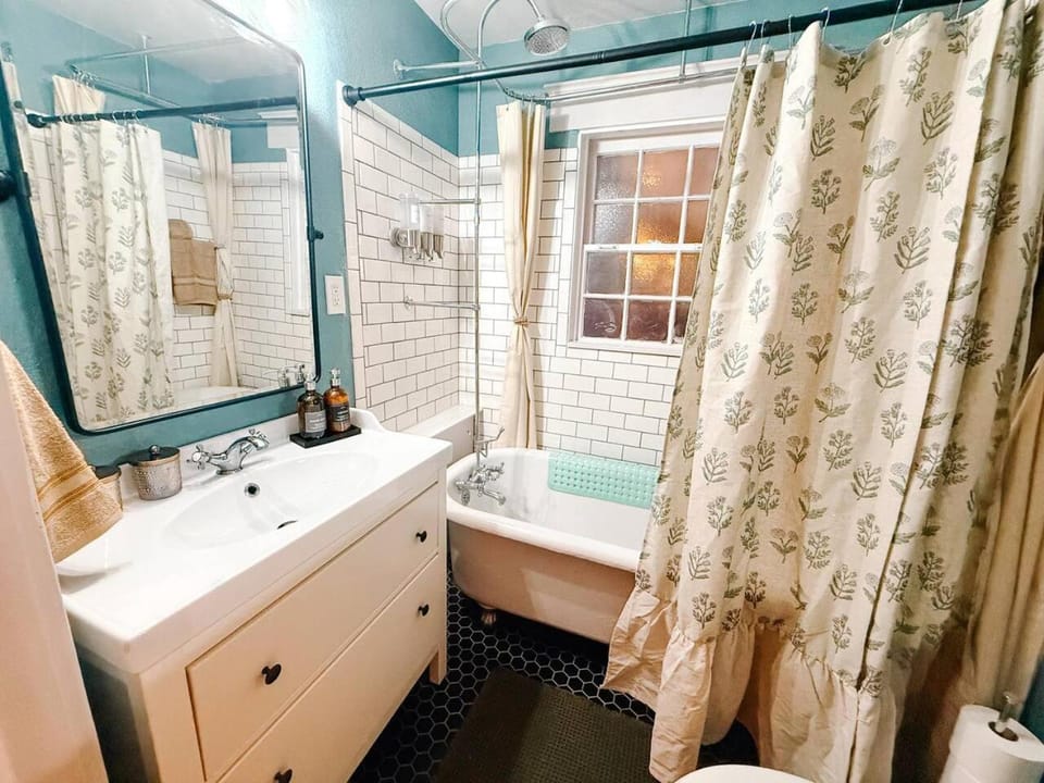 The Nook - Walk to KC streetcar, Nelson & Plaza! House in South Hyde Park