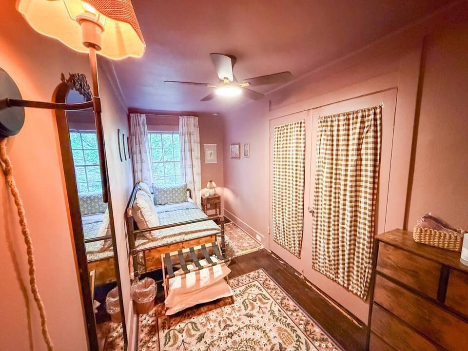 The Nook - Walk to KC streetcar, Nelson & Plaza! House in South Hyde Park