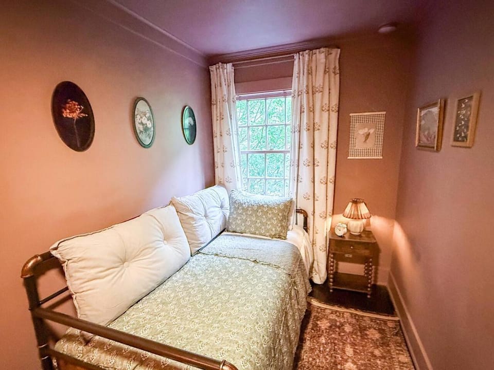 The Nook - Walk to KC streetcar, Nelson & Plaza! House in South Hyde Park
