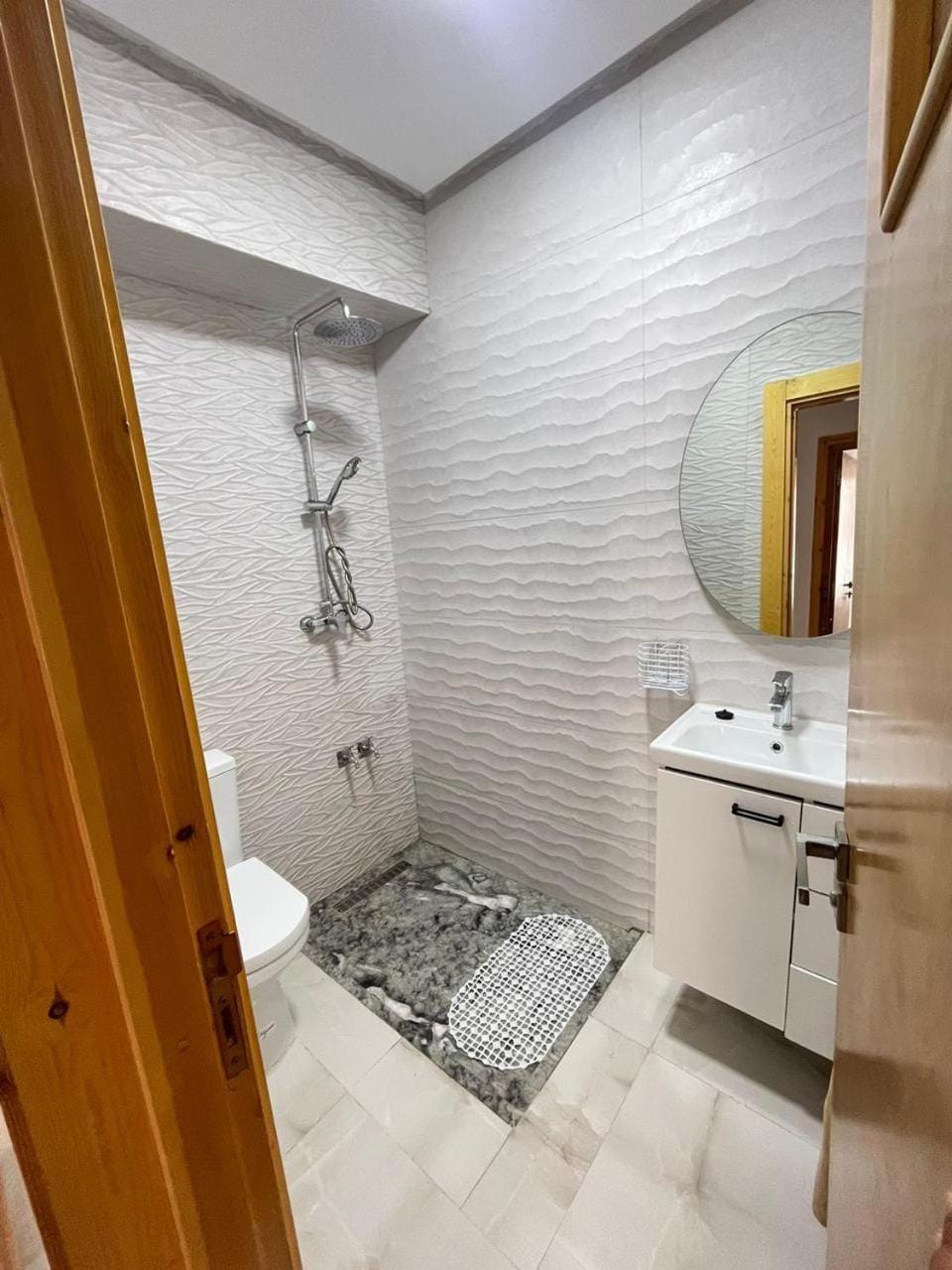 Shower, Toilet, Property building, Hot Spring Bath, Bathroom, bidet, hair dryier, heating, towels
