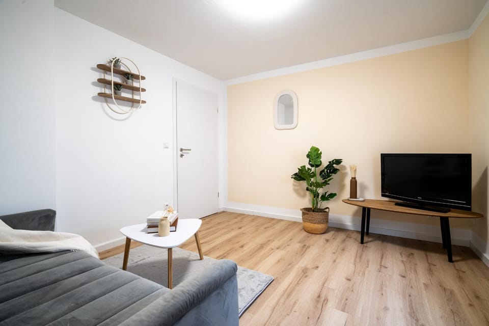 Communal lounge/ TV room, Living room, Seating area, Evening entertainment