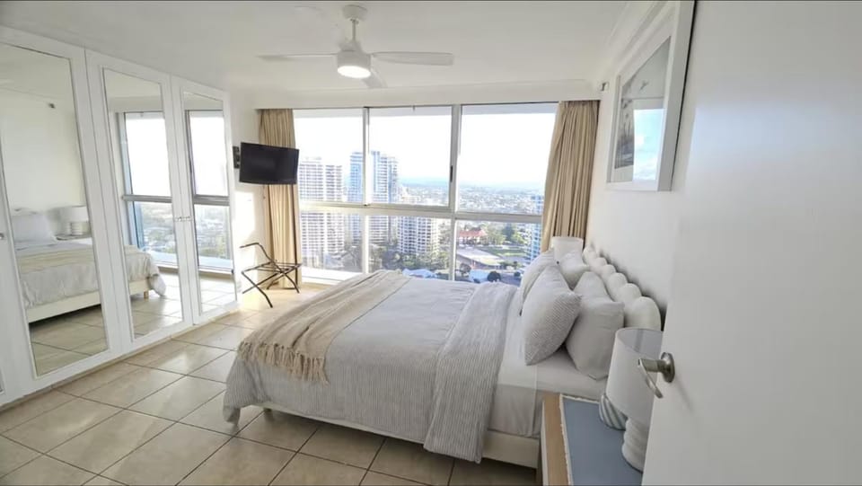 Bed, TV and multimedia, Bedroom