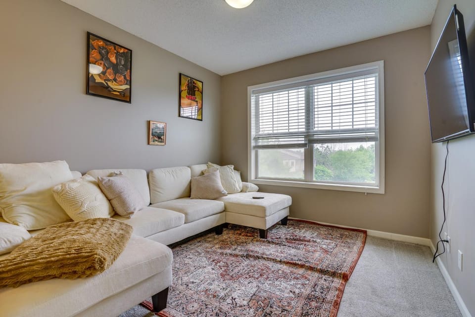 Spacious & Quiet Townhome In the Twin Cities House in Roseville
