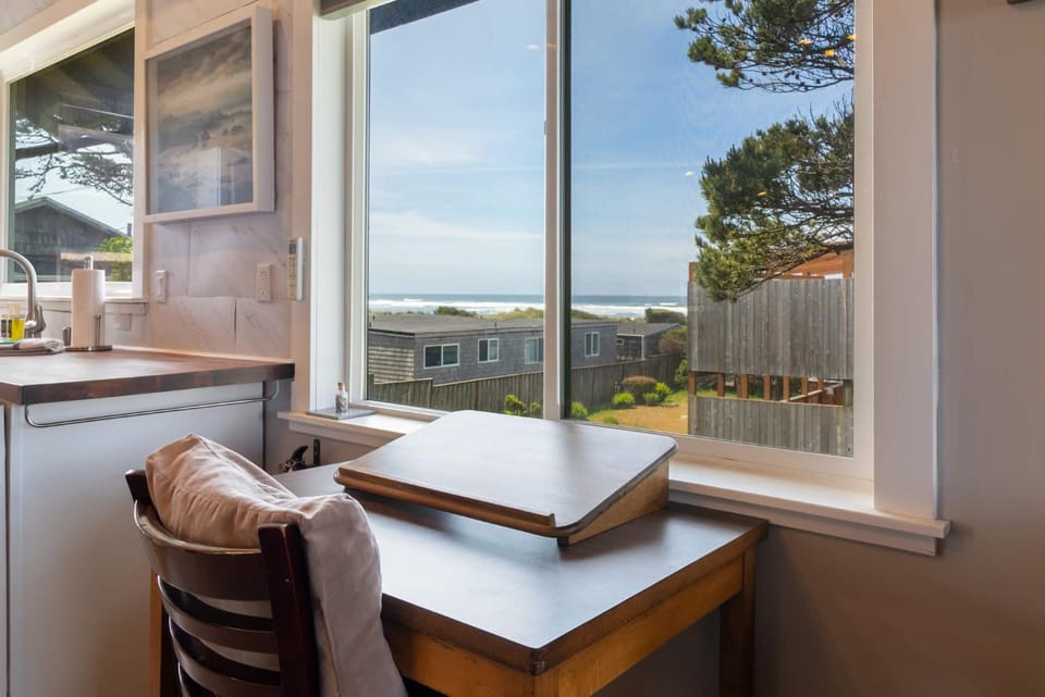 #StayInMyDistrict Strandhuisje Oceanview Retreat House in Rockaway Beach