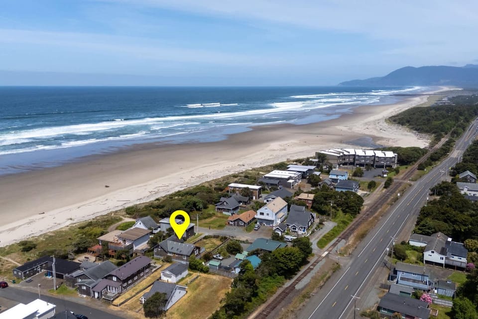 #StayInMyDistrict Strandhuisje Oceanview Retreat House in Rockaway Beach