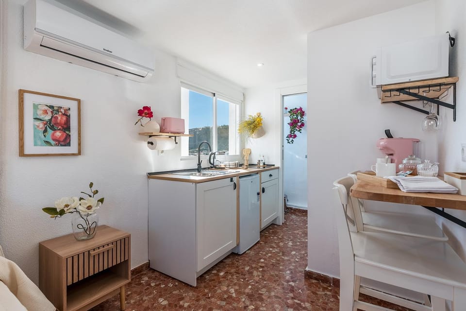 Kitchen or kitchenette, air conditioner