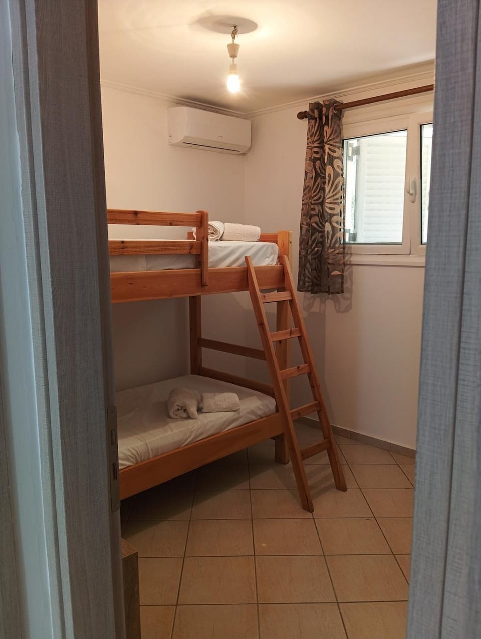 Bedroom, bunk bed, air conditioner