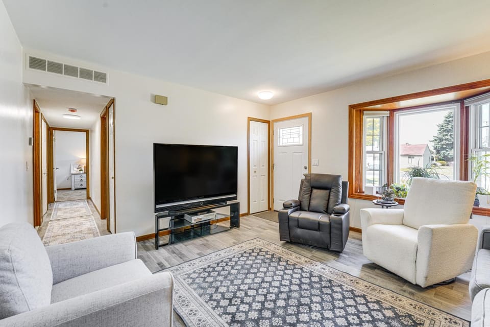 2 Mi to Lake St Clair Boat Launch: Family Friendly House in Harrison Township