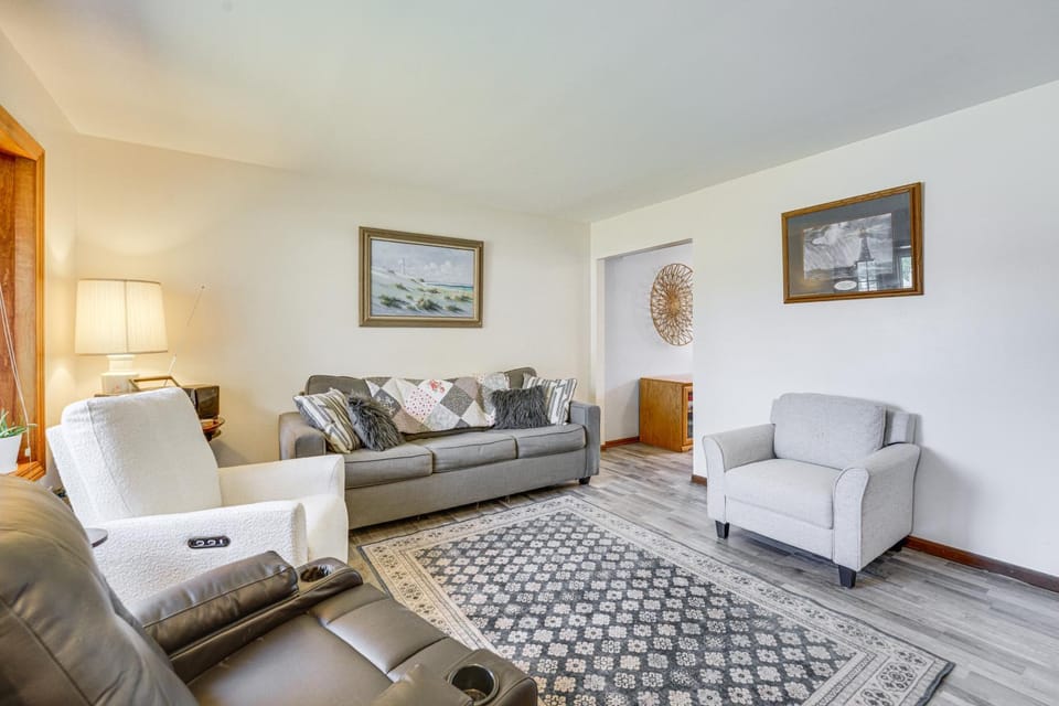 2 Mi to Lake St Clair Boat Launch: Family Friendly House in Harrison Township