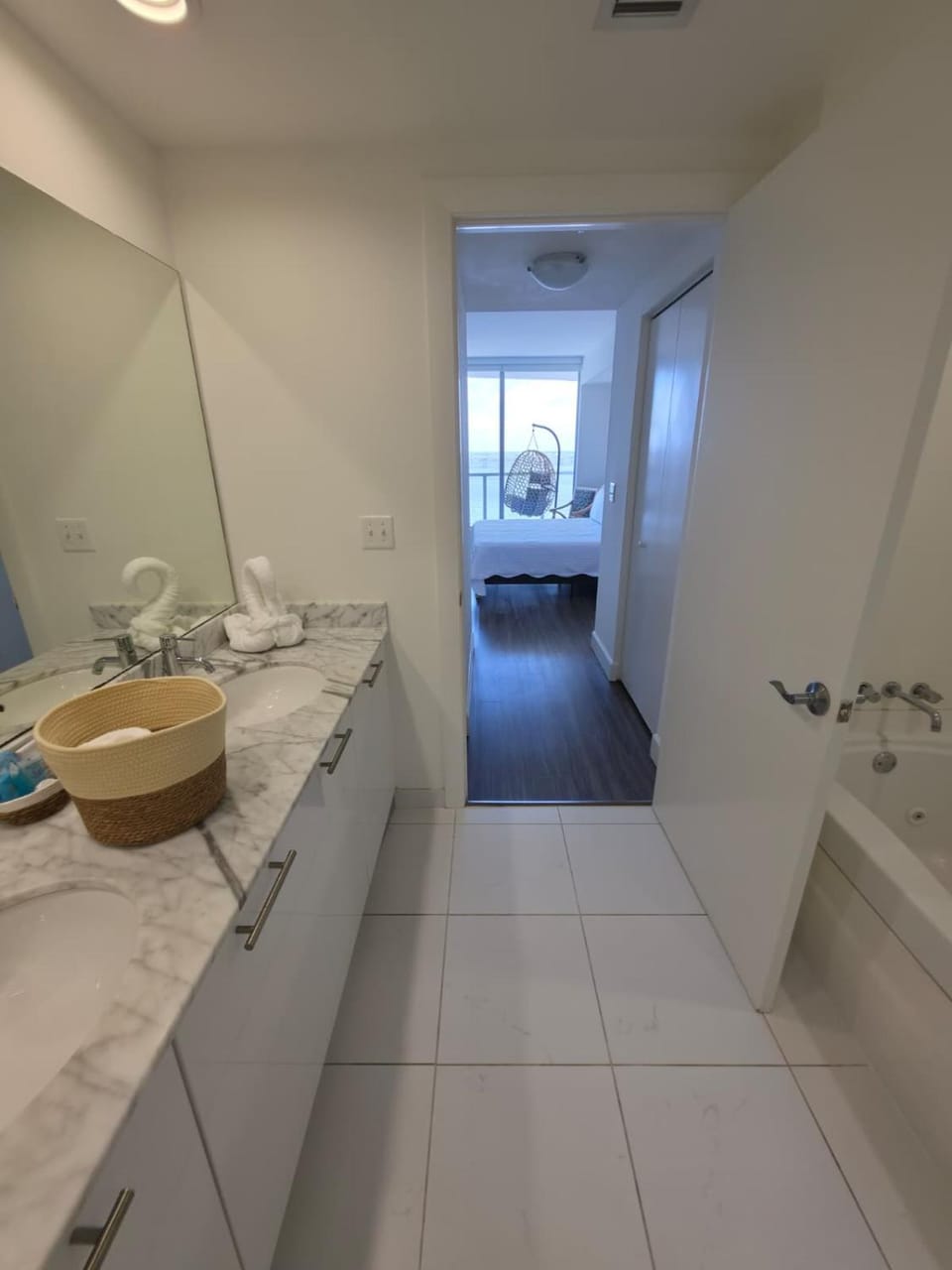 Lux in White 2BR, Balcony, Pool & Bay View Apartment in North Fort Myers
