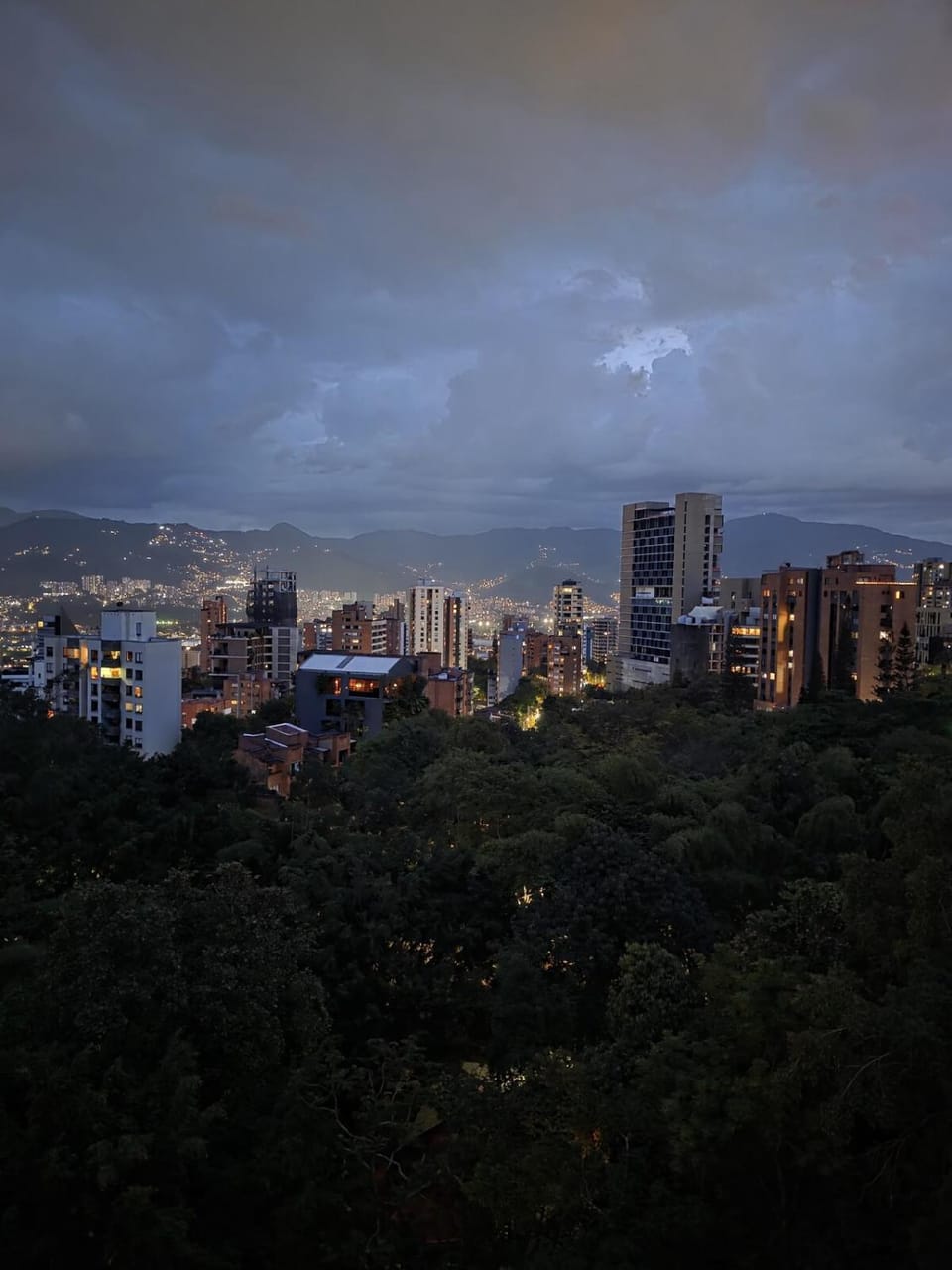 Apartamento amplio en El Poblado, cerca de Provenza Apartment in Medellin