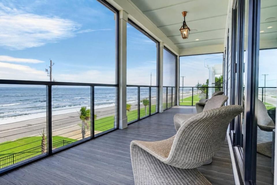 *NEW! The Haven-Pool, Hot Tub, Scenic Beach Views House in Waveland