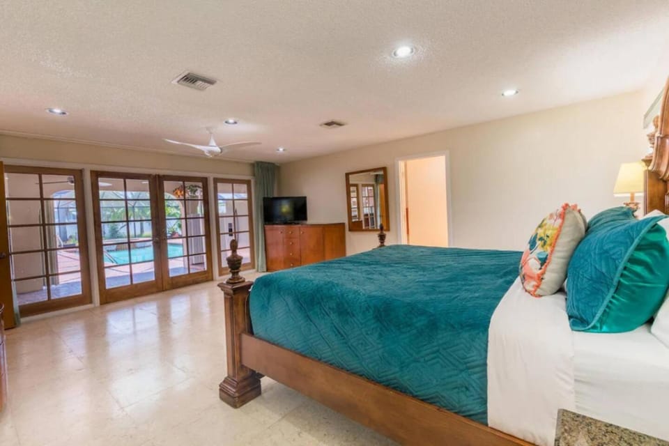 Luxury 5BD Lauderhill Waterfront Home with Pool House in Lauderhill