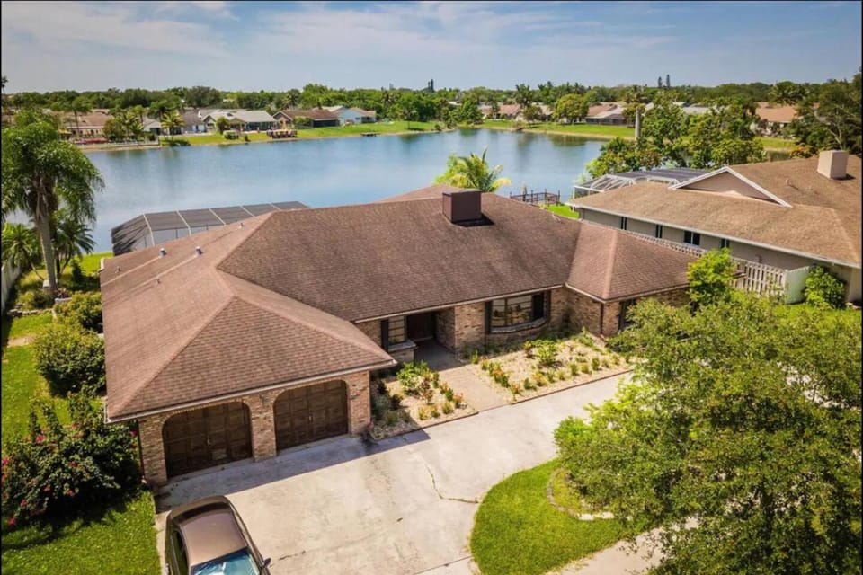 Luxury 5BD Lauderhill Waterfront Home with Pool House in Lauderhill