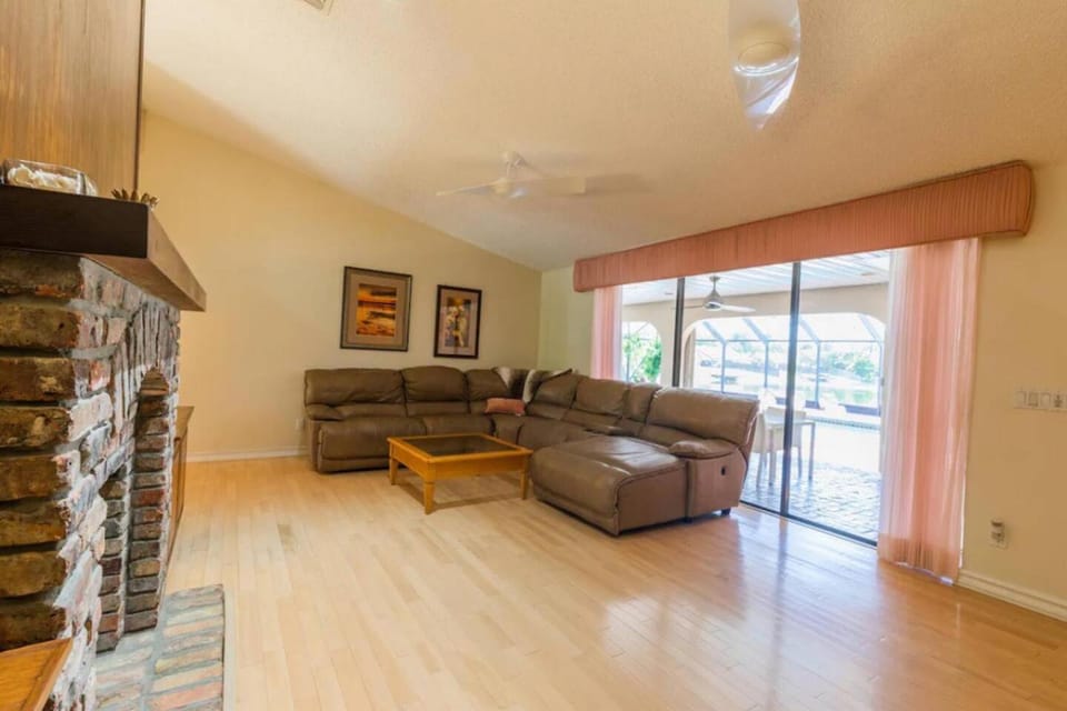 Luxury 5BD Lauderhill Waterfront Home with Pool House in Lauderhill