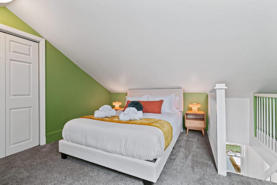Trendy 2BR Near Carson Street with Free Parking House in Pittsburgh