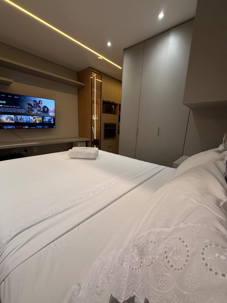 Bed, TV and multimedia, Photo of the whole room, Bedroom, wardrobe