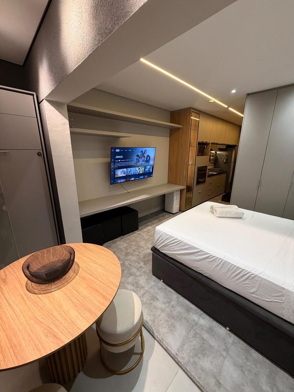Bed, TV and multimedia, Photo of the whole room, Seating area, Bedroom