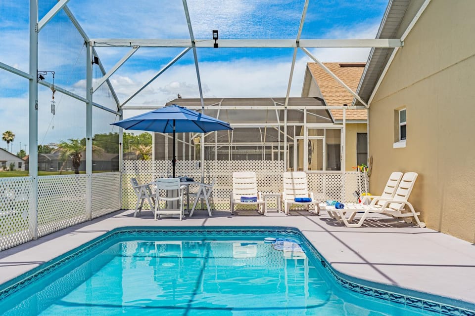 Patio, Swimming pool, Swimming pool, sunbed