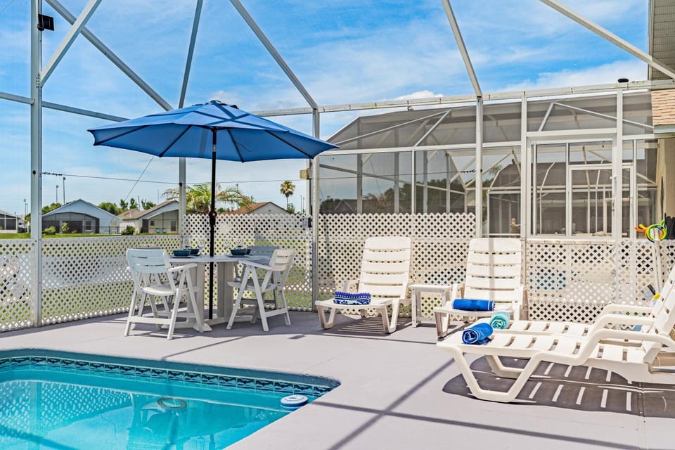 Patio, Swimming pool, Swimming pool, sunbed