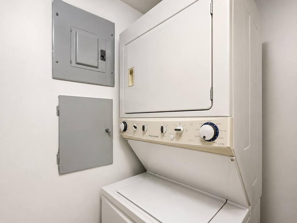 Kitchen or kitchenette, washing machine, dryer