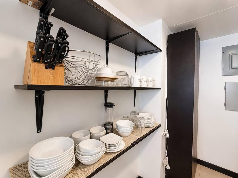 Kitchen or kitchenette, minibar