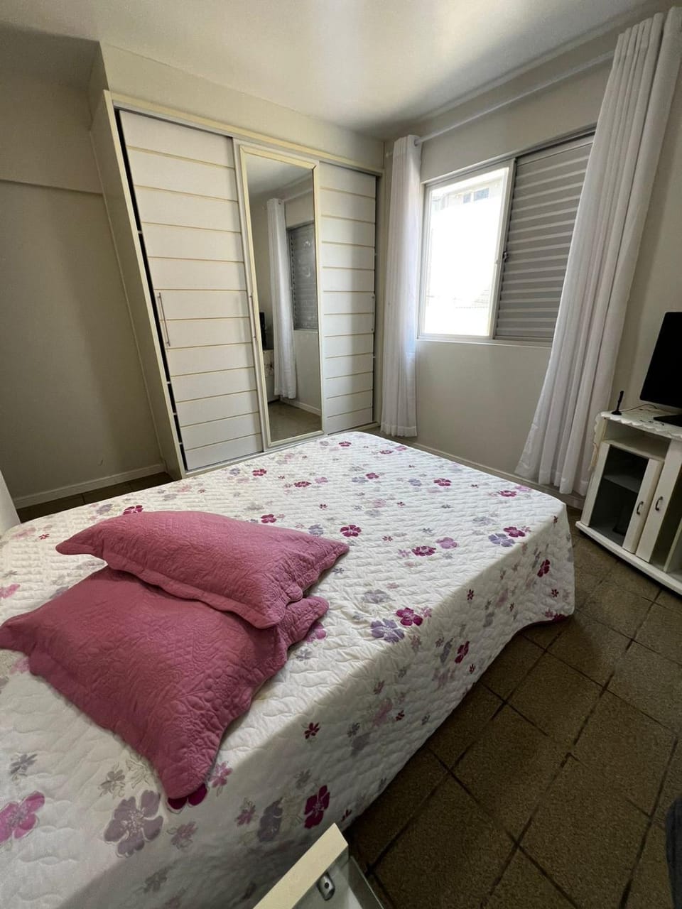 Bed, TV and multimedia, Photo of the whole room, Bedroom