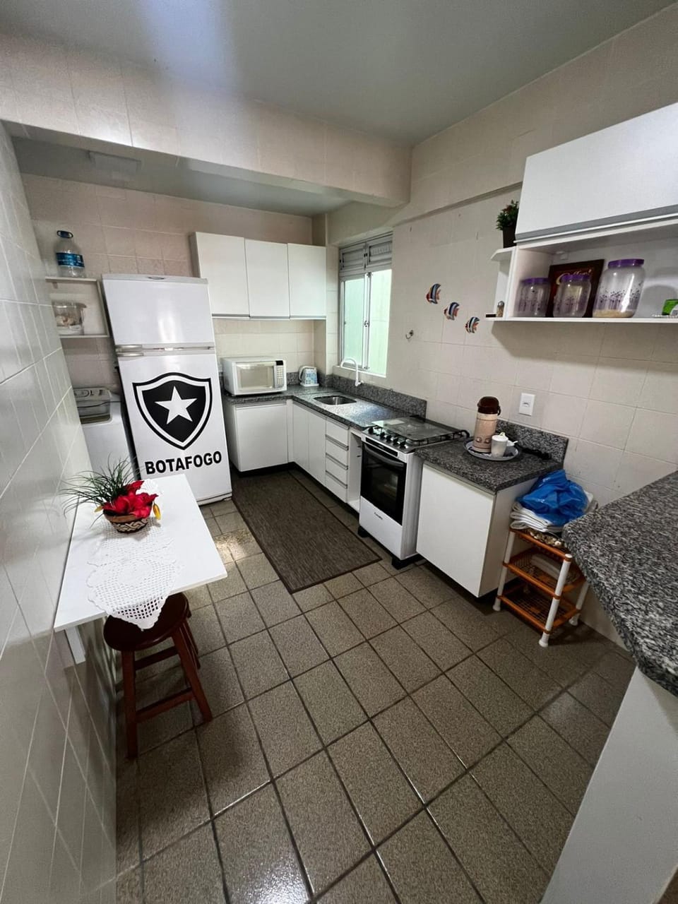 Kitchen or kitchenette, Dining area, microwave, minibar, oven, stove