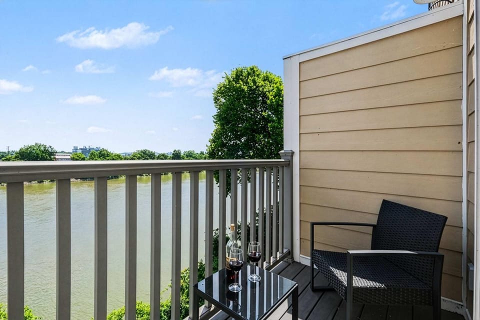 Flow - Pool - River Views - Mins to Broadway House in East Nashville