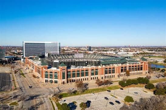 4BR Arlington Home Minutes to AT&T Stadium House in Arlington