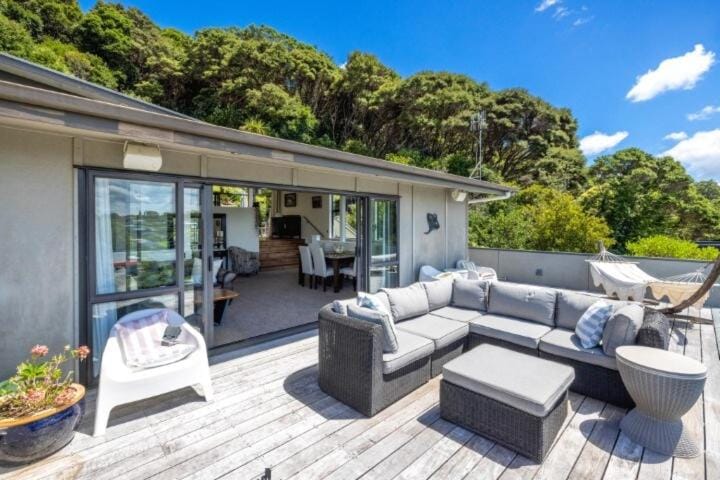 Huruhi Bay Retreat by Waiheke Pure House in Auckland Region