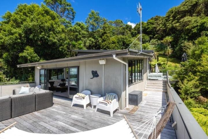 Huruhi Bay Retreat by Waiheke Pure House in Auckland Region